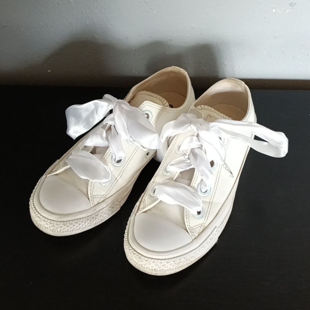 Converse White Shoes Size 6